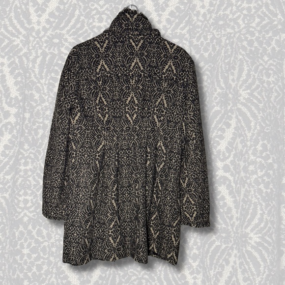 Stylish Black and Cream Patterned Coat - Picture 3 of 6